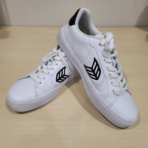Cariuma Salvas Peanuts Leather Skater Sneakers - 9.5 US Womens / 8 US Mens - Picture 1 of 14